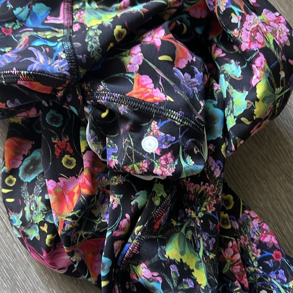 Lululemon leggings with pockets Size 4 - Picture 4 of 4